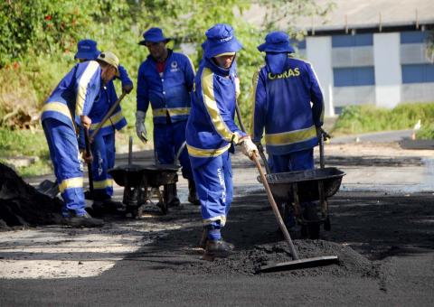 Bairros recebem asfalto após pedidos pelo Disque Tapa Buracos